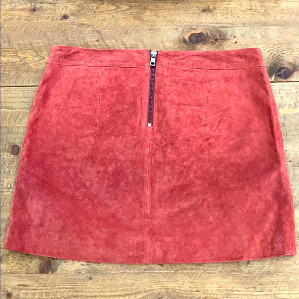 Adorable studded and embroidered leather skirt - Picture 2 of 3